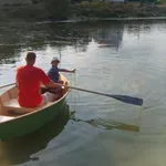 Лодка для рыбалки и охоты на озере.