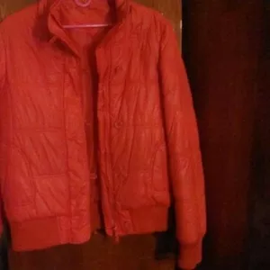 Продаётся Куртка: ярко- красного цвета на молнии, 