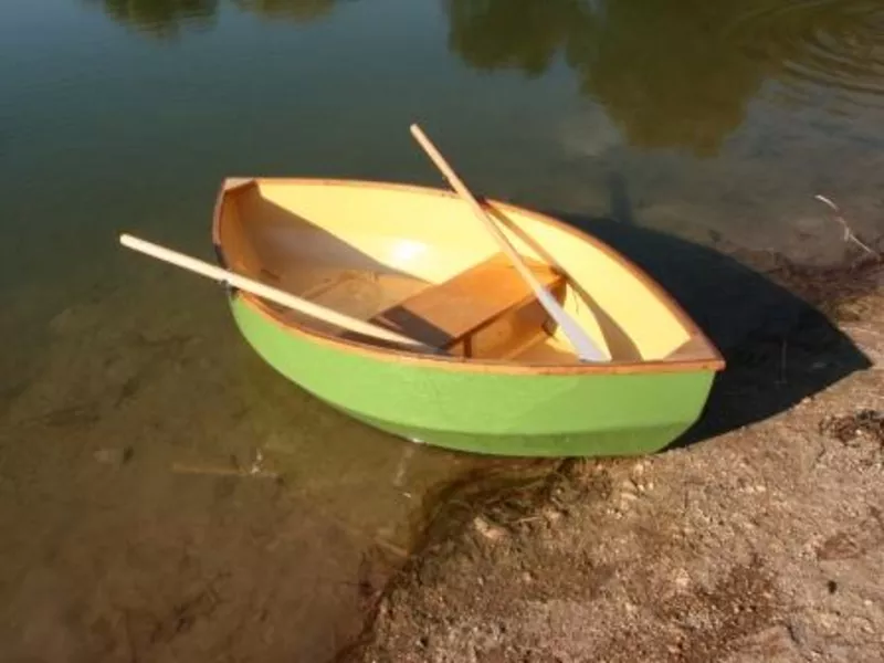 Гребная лодка для рыбалки на озере.