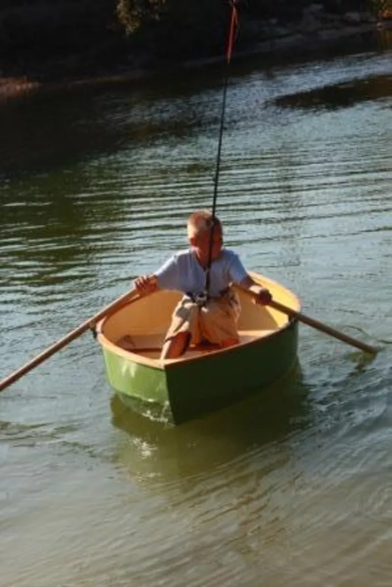 Гребная лодка для рыбалки на озере. 2