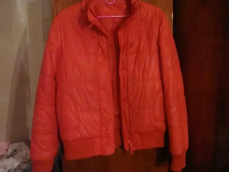 Продаётся Куртка: ярко- красного цвета на молнии, 
